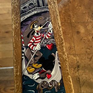 Leeds International Disney, Goofy with Mickey Tie